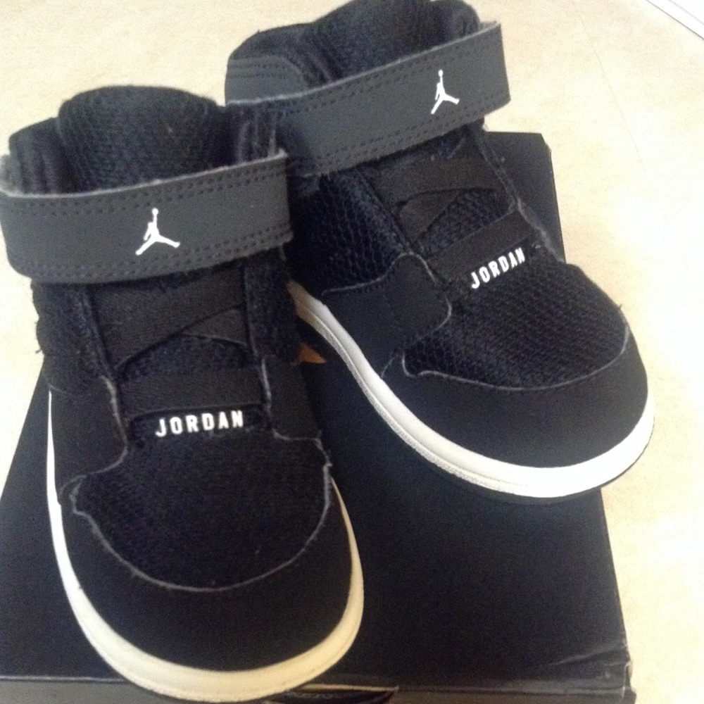 Child's/Toddler Mid Top Sneaker 7c